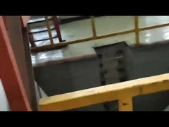 공장에서 스테인레스 스틸 코일 플랫 가공 현장 촬영